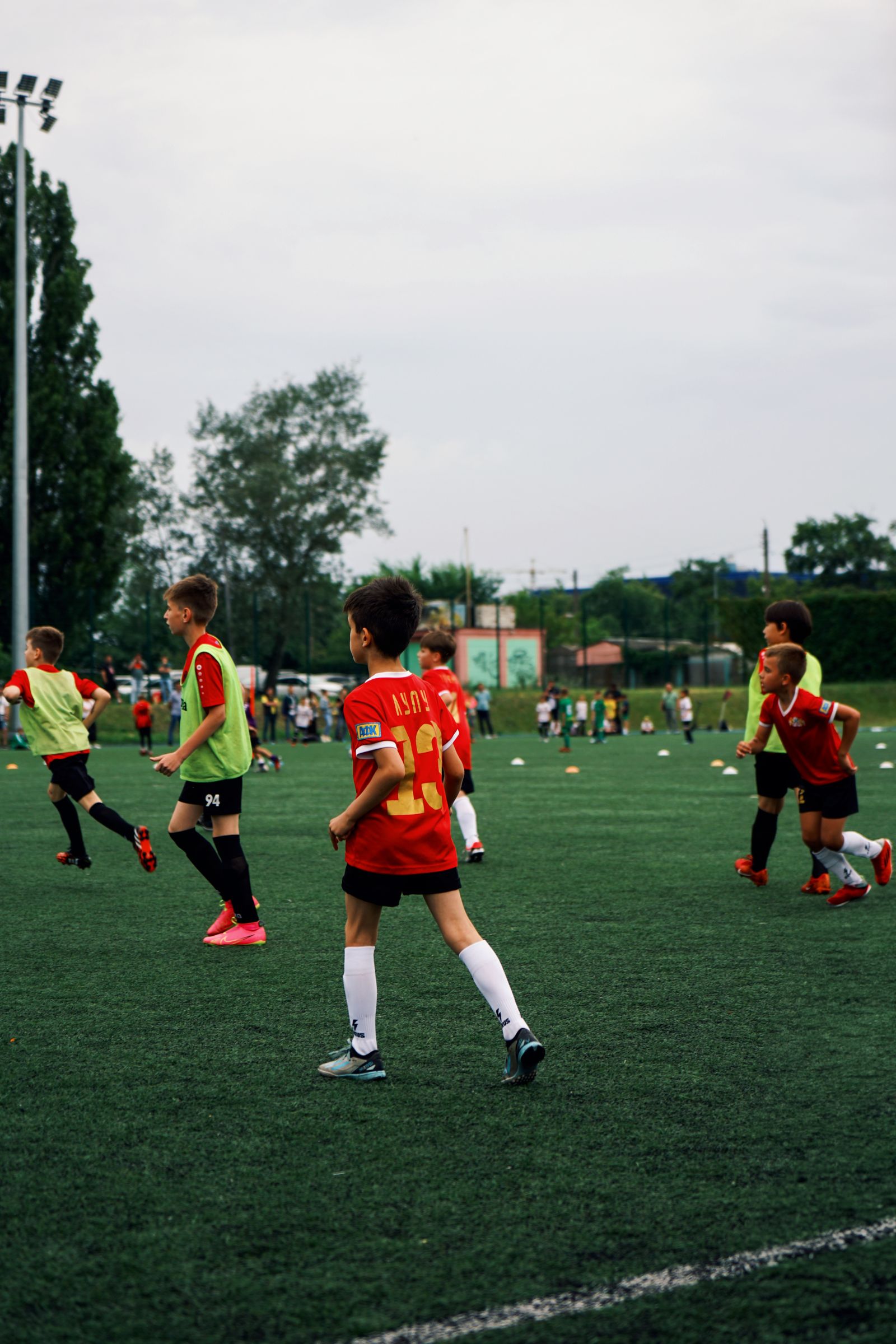Groupe de jeunes joueurs U10-U14 à l'entraînement sur le terrain